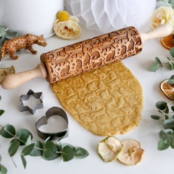 Roll out your dough in style with our cat-embossed rolling pin, leaving adorable paw prints behind