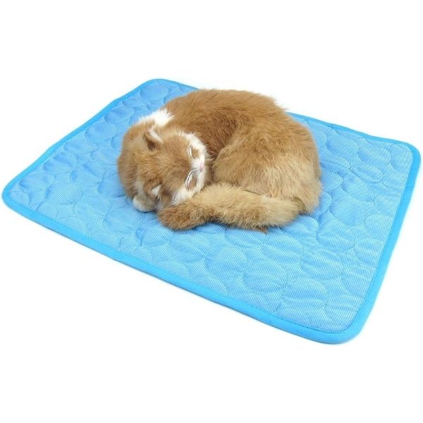 Chill out in style! Keep your cat cool and comfy with this cooling mat