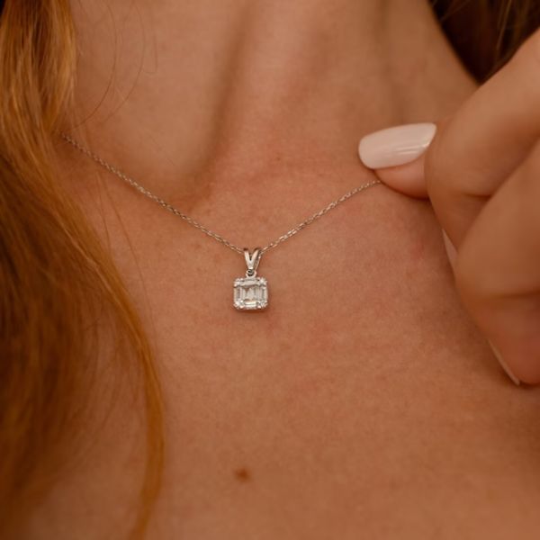 Elegant cremation ashes diamond necklace, transforming memories into a timeless jewel