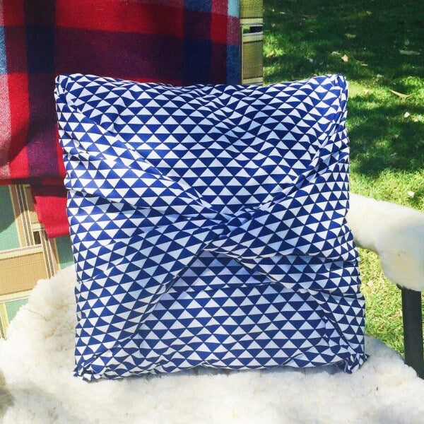 A DIY no-sew throw pillow, a thoughtful gift for mom, expressing your creativity and care.