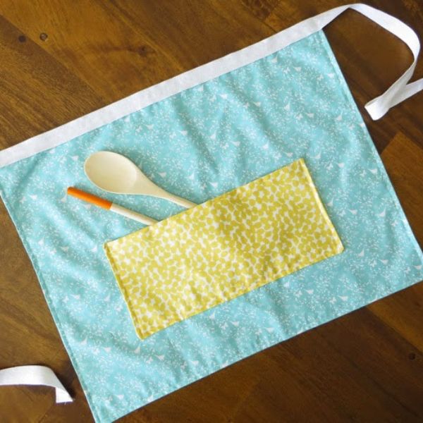 Unleash creativity with the Easy Apron from Fat Quarters, a simple and personalized DIY gift for sisters who enjoy both cooking and crafting.