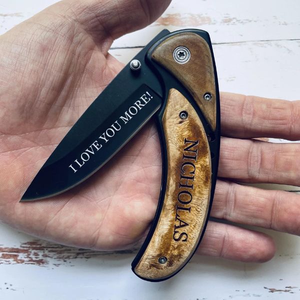 Engraved Folding Knife, a personalized, compact, and practical tool for hunting outings.