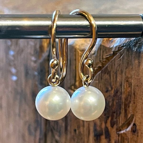 Freshwater Cultured White Pearl Drop Earrings is a timeless and elegant gift for mom from her daughter