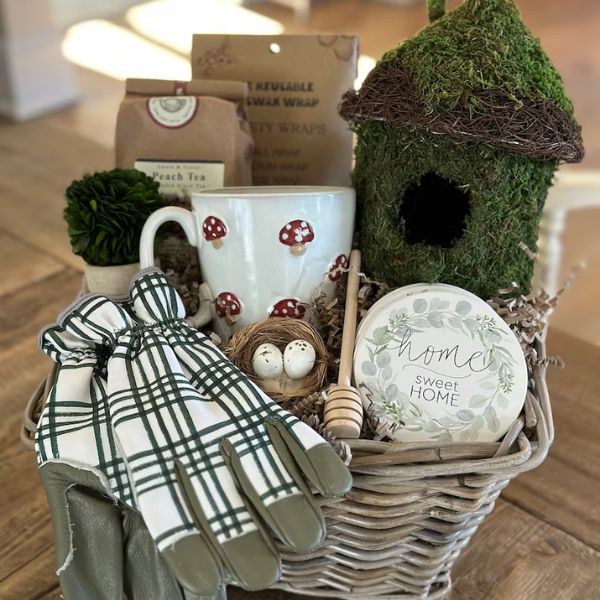 Garden Theme Gift Baskets, a green thumb’s delight for family gift basket ideas.