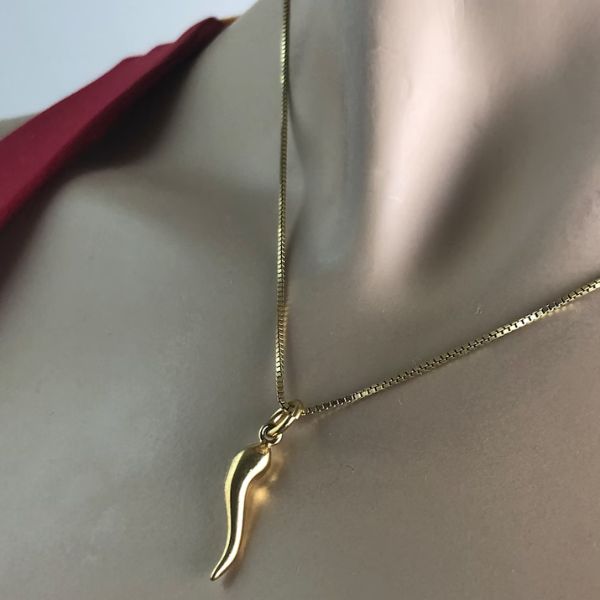 Gold Italian Lil Chili Pepper Necklace, a spicy 40th wedding anniversary gift.