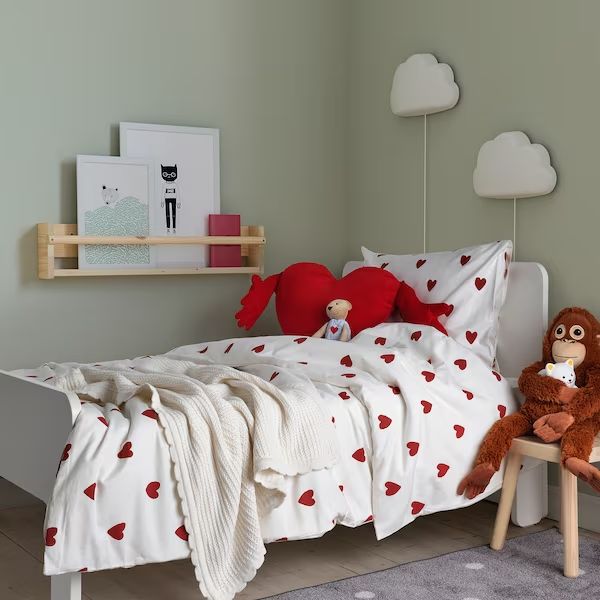 Heart-patterned duvet cover and pillowcase set, an enchanting addition to your child's bedding, making bedtime a celebration of love among Valentine's Gifts for Kids.