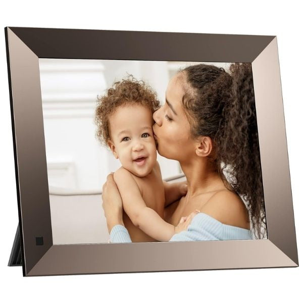 High-resolution Digital Photo Frame - Ideal for cherishing special moments, a gift perfect for mom's precious memories.