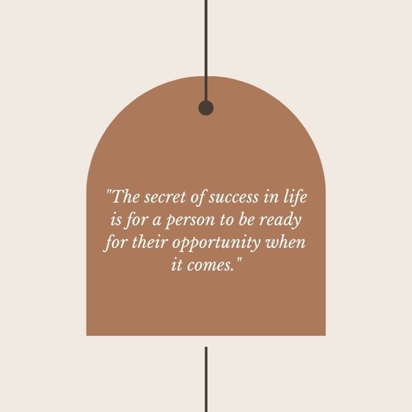 A life quote about success on a modern tag.