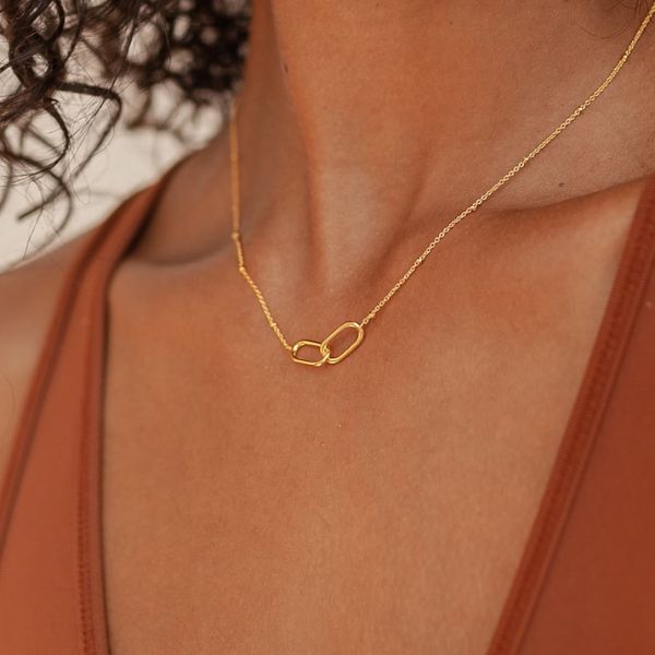 Linked Pendant Necklace - a stylish and meaningful accessory for sister in law.