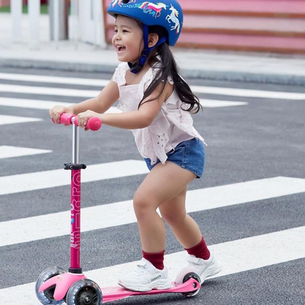 Mini Deluxe LED Scooter is a fun and colorful scooter, perfect for active big sister to be gifts.