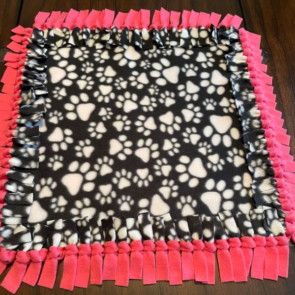 No-Sew Fleece Blanket, a cozy and customizable DIY gift for friends to cherish special moments.