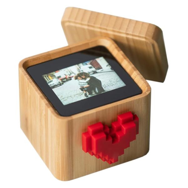 Spinning Heart Messenger keeps long distance couples connected with a special twist.