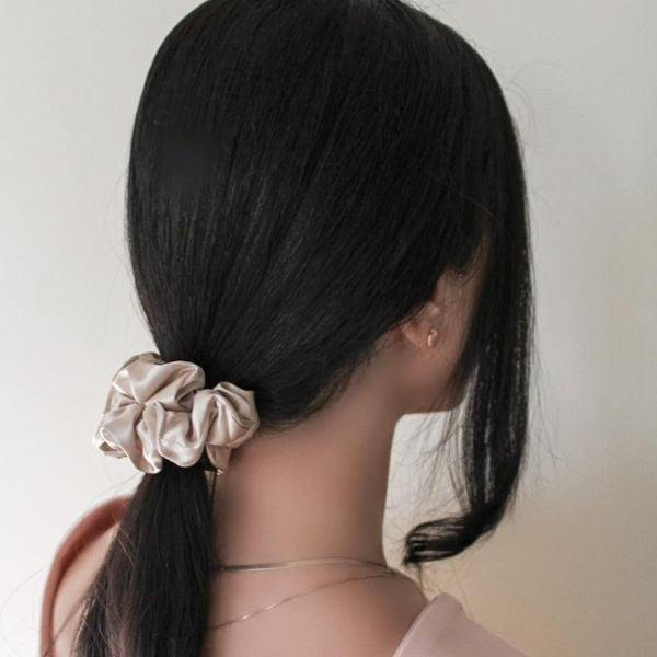 Vénera Momme Mulberry Silk Scrunchies, a luxurious Valentine's gift for daughters who appreciate elegance.