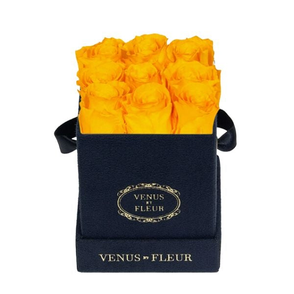 Capture the everlasting beauty of roses with the Venus et Fleur Le Mini Square, a romantic and enduring anniversary gift for your wife.