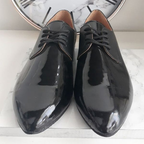 Women Oxford Leather Shoes in Black, perfect for a daughter's graduation outfit.