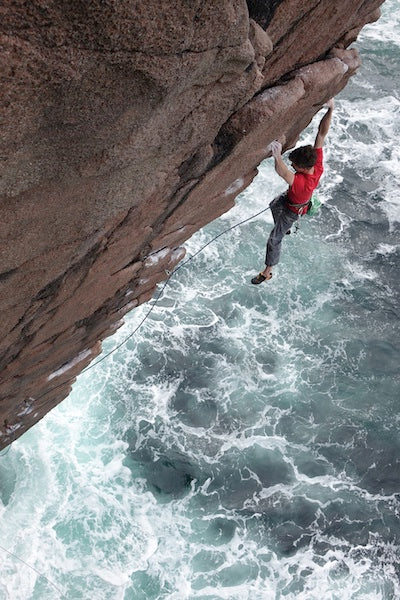Ricky on the FA of Tiger Gorm E7 6c, Owey Island, Donegal. © Pat Nolan