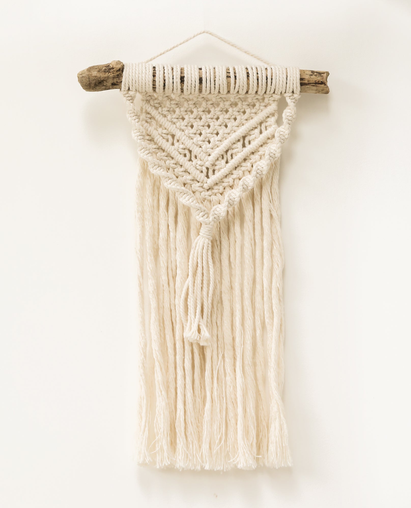 Small Macrame Wall Hanging With Driftwood – Beaumont Organic