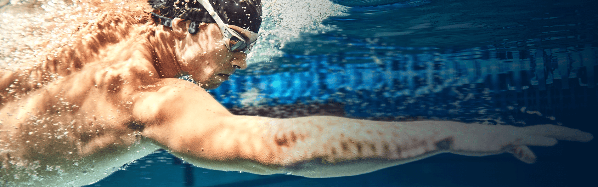 Diseñado para nadadores Diseñado para soportar todos los elementos.  OpenSwim es totalmente resistente al agua y sumergible para que puedas nadar, correr, andar en bicicleta o entrenar más duro que nunca.