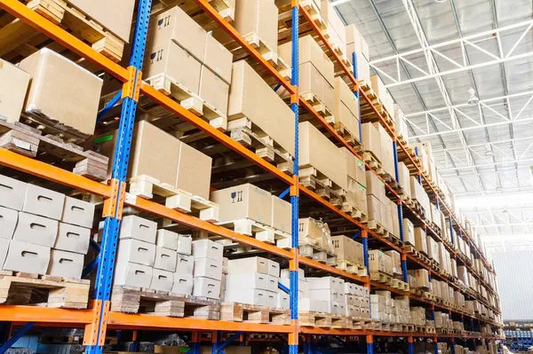 Rows of shelves with boxes in modern warehouse — Stock Photo, Image.jpg__PID:e436f97d-c8ad-4c9a-83e8-2b910833ce35