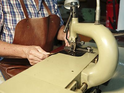 Schärfen einer Einschlagkante bei der Lederherstellung