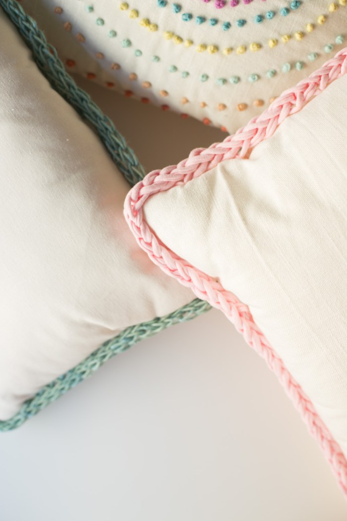 Finger Knit Border Pillow-8617