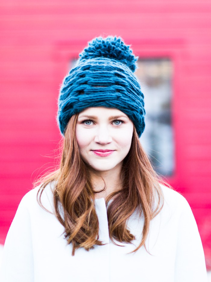 Make this chunky, easy, arm knit pom pom hat!