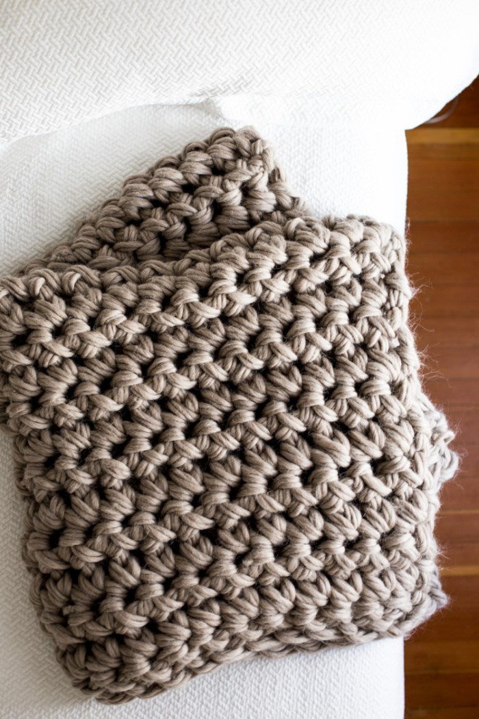 How to hand knit a blanket in 1 hour? Easy to follow tutorial. - Learn to  create beautiful things