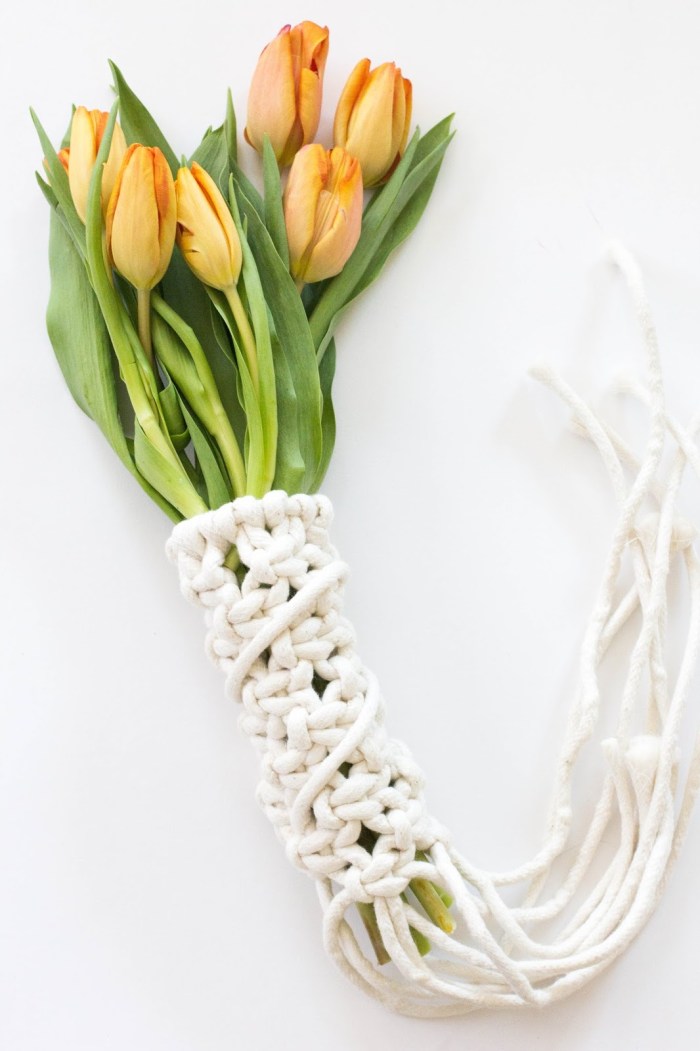 Macrame Bouquet Wrap - Easy last minute Valentine's Day DIY