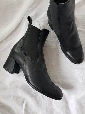 shop the lili mill 6924 black leather elastic sided ankle boot online at hunterminx