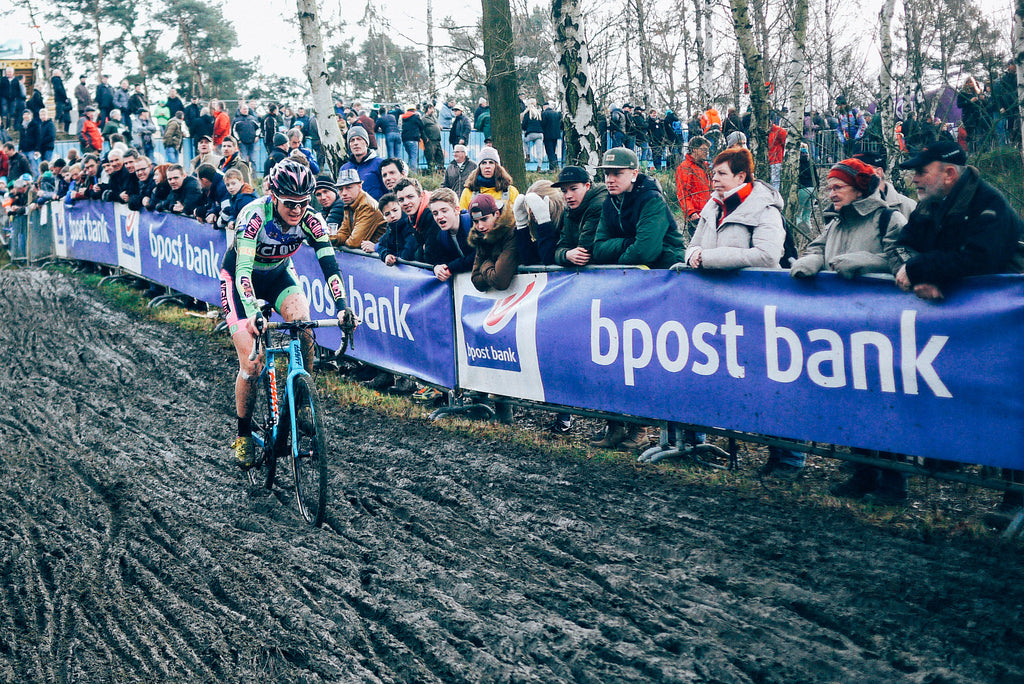 Delia Beddis steigt die Schlammrutsche hinab GP Sven Nys