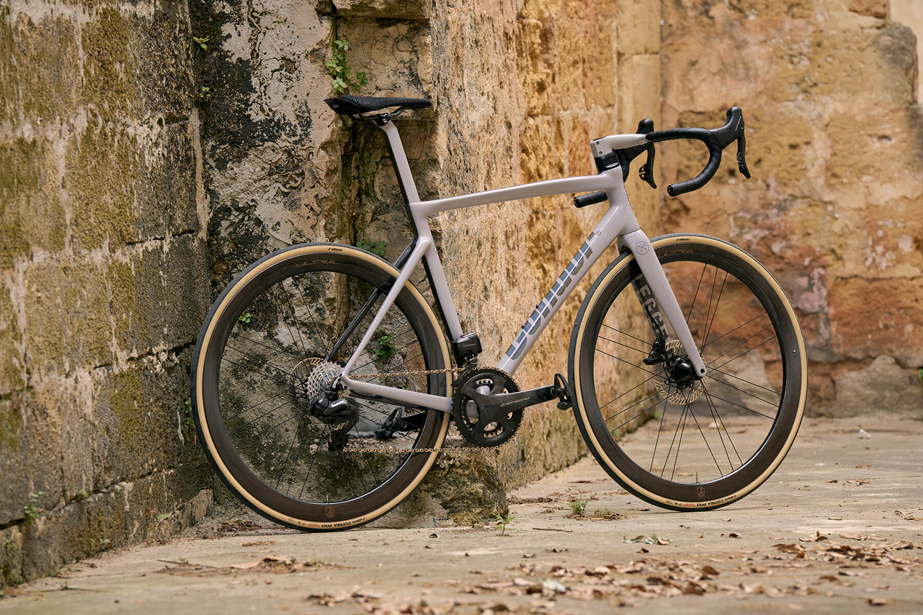 Condor Leggero: handmade carbon frame