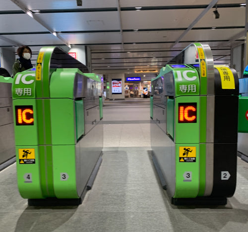 ベビーカー　駅の改札