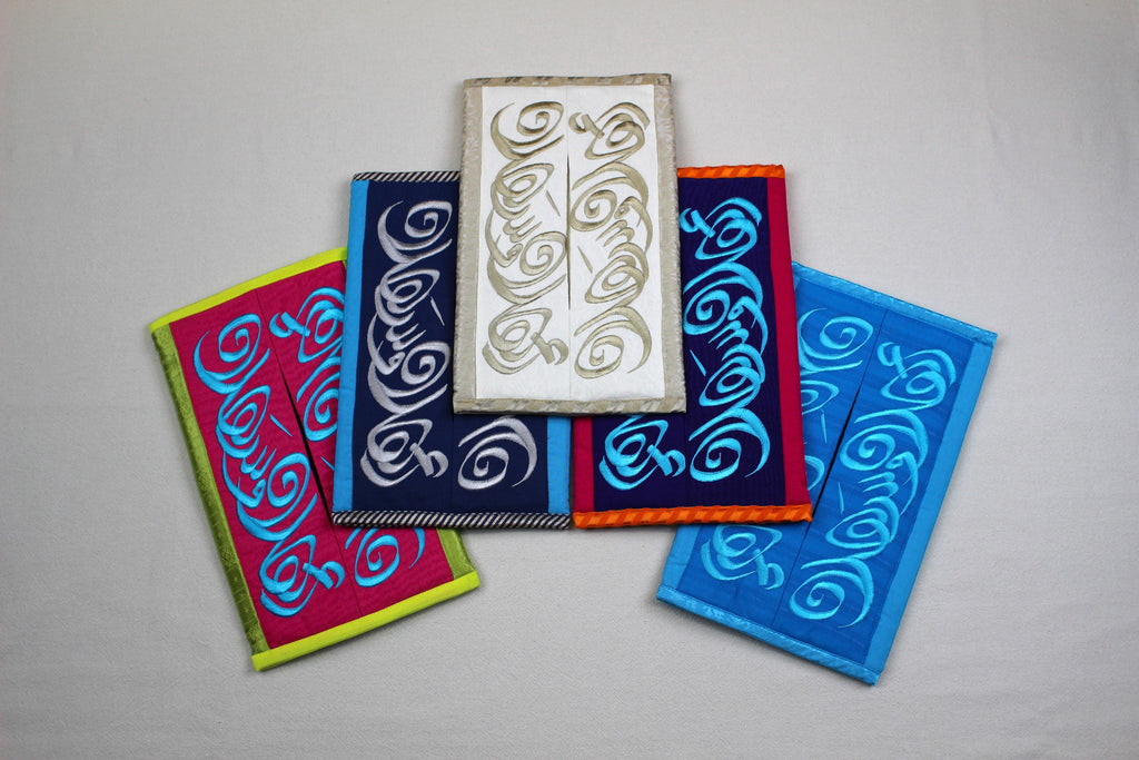 5色のカリグラフィ刺繍のティッシュカバー