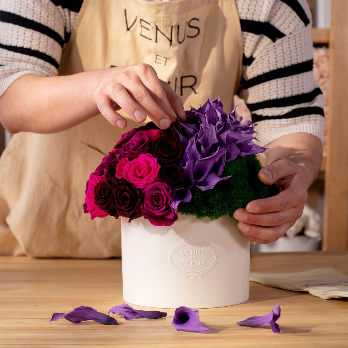 Hands arrange purple calla lily mixed eternity arrangement - Venus et Fleur