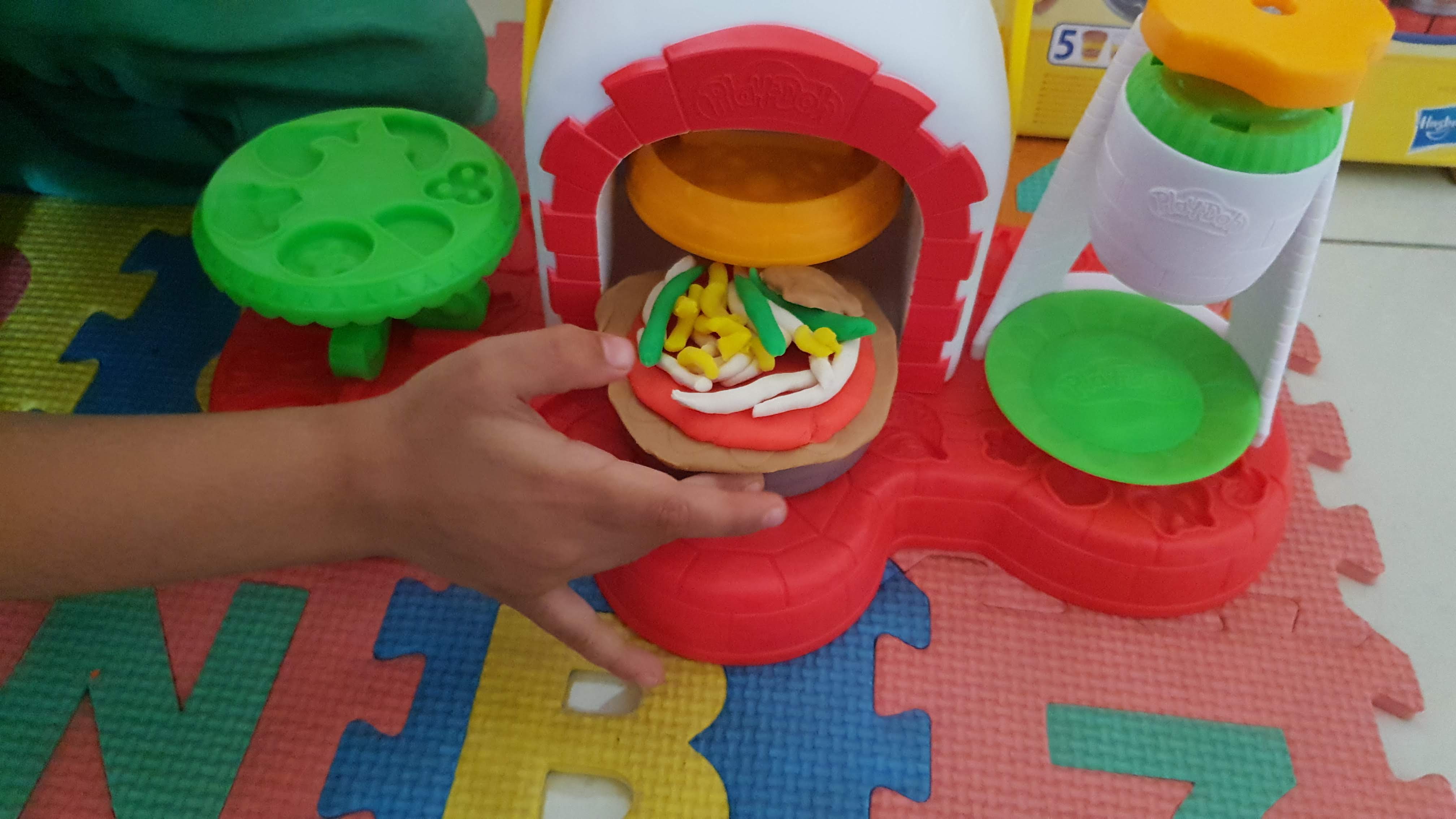 MAKE YOUR OWN PLAY-DOH PIZZA! Kitchen Creations Pizza Oven Playset Review!  