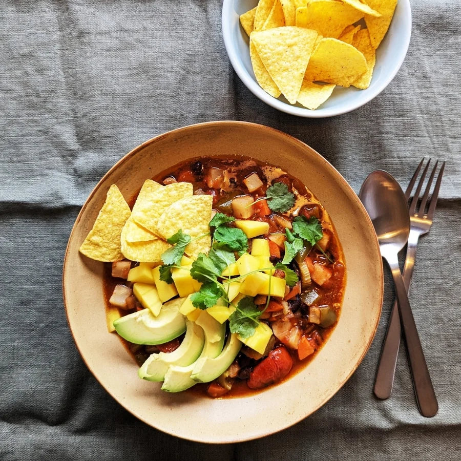 Chili sin carne serveret i en dyb tallerken