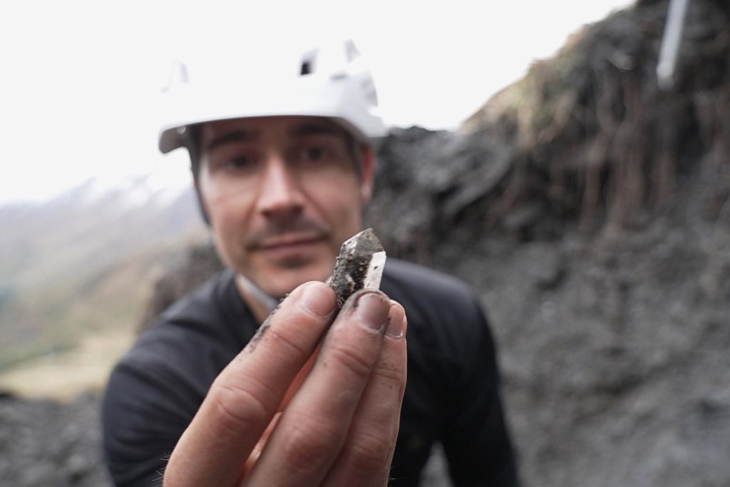 SRF EINSTEIN Tobias Müller am Bergkristalle Suchen Piz Beverin mit Markus B. Komminoth