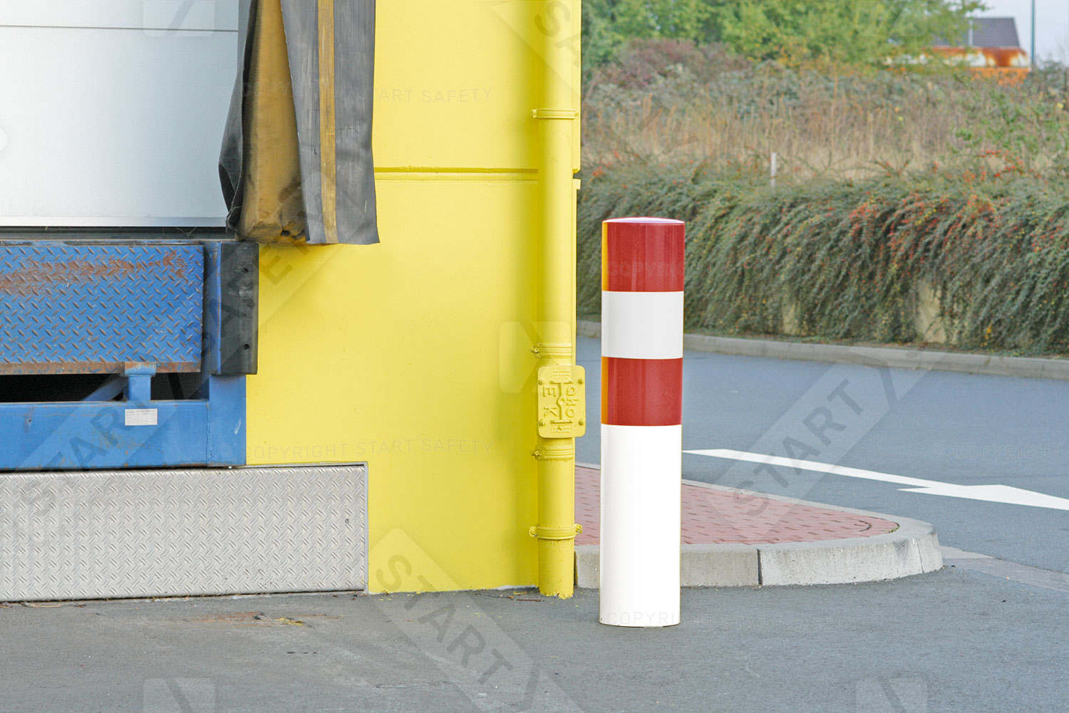 Black Bull Heavy Duty Fixed Bollard