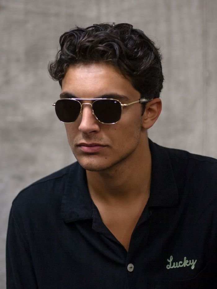 Homme avec paire de lunettes