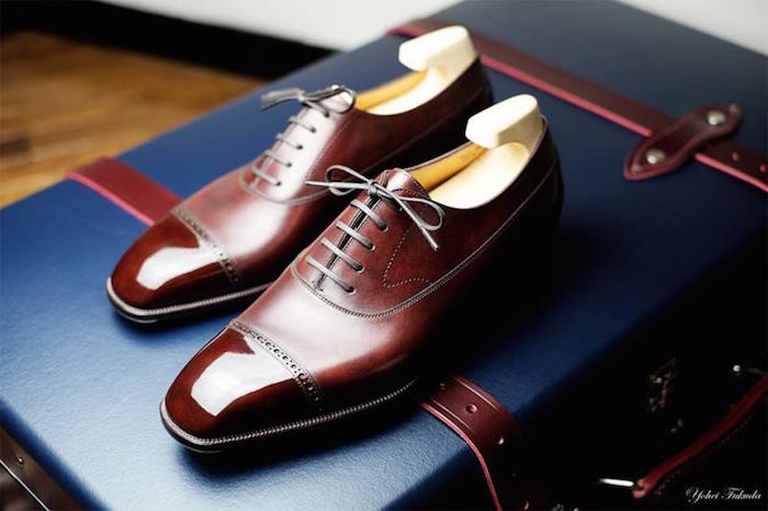 Souliers pour homme avec un beau cuir marron (qui tourne vers le rouge)