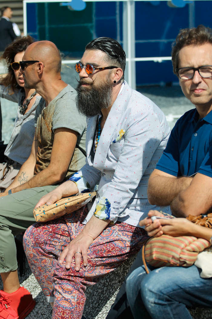 barbe et lunettes de soleil colorées au pitti