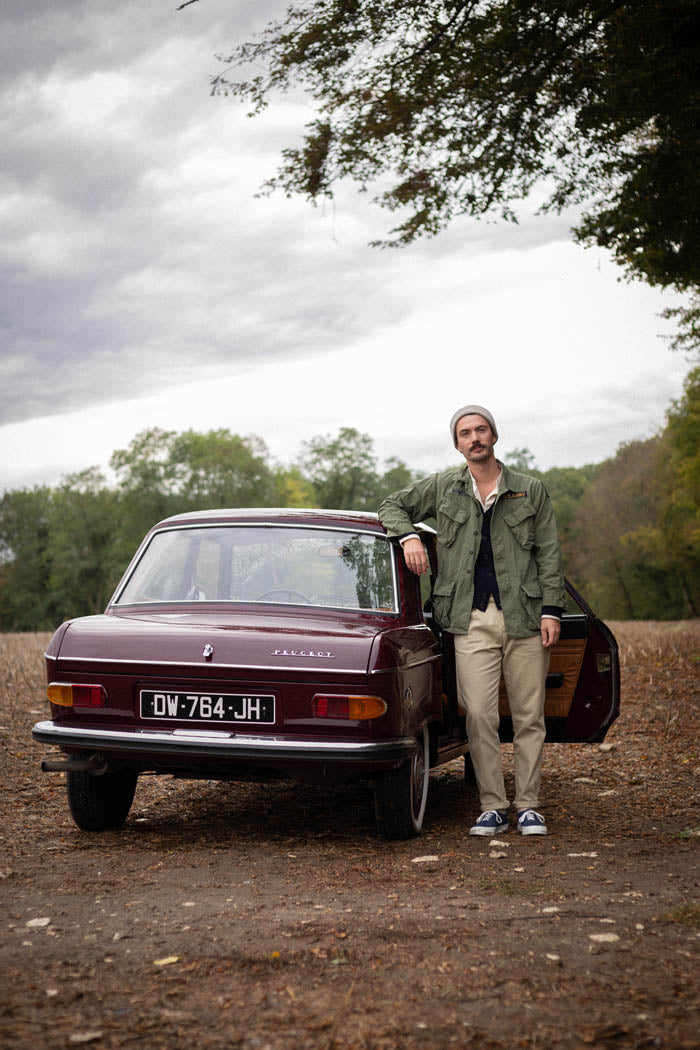 homme voiture rouge