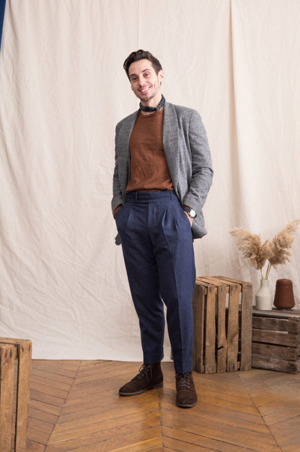 pantalon bleu flanelle et veste grise