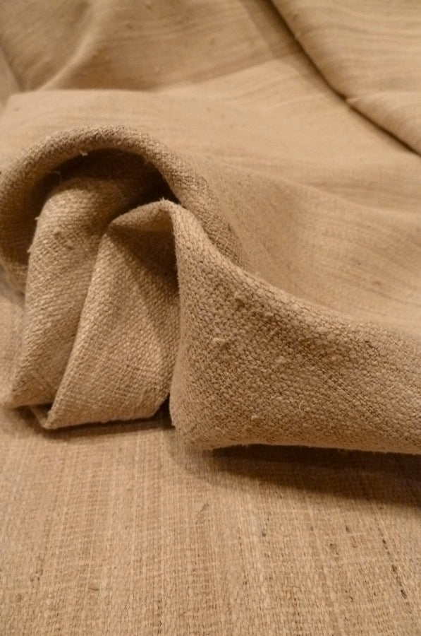 A texture apparently close to that of linen, in reality much lighter and more luxurious.