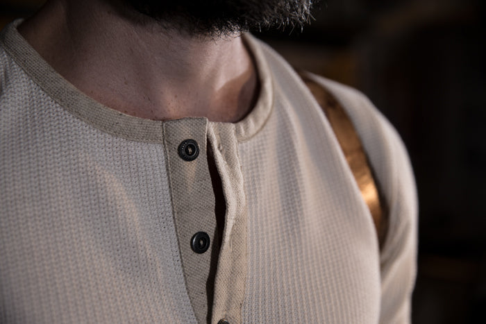 Collar and buttons of the Bonne Gueule Fleurs de Bagne henley