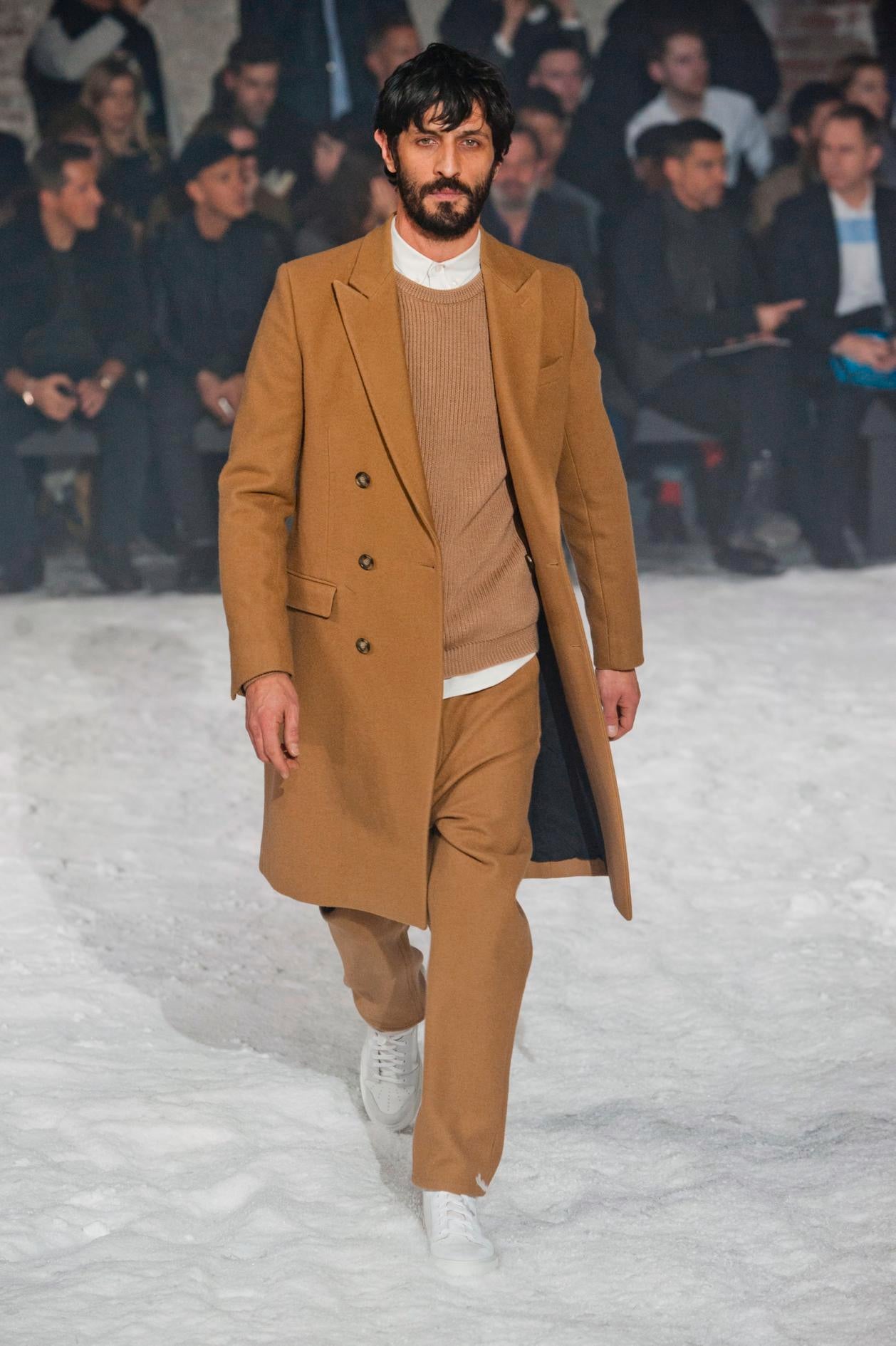 Ami Alexandre Mattiussi FallWinter Paris-Fashion Week manteau marron pantalon marron chaussure blanche
