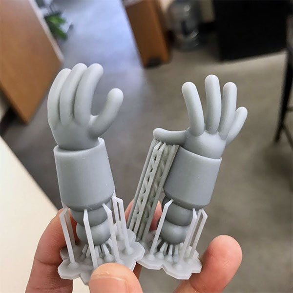 Primera impresión en resina 3D de las manos de Boba Bot