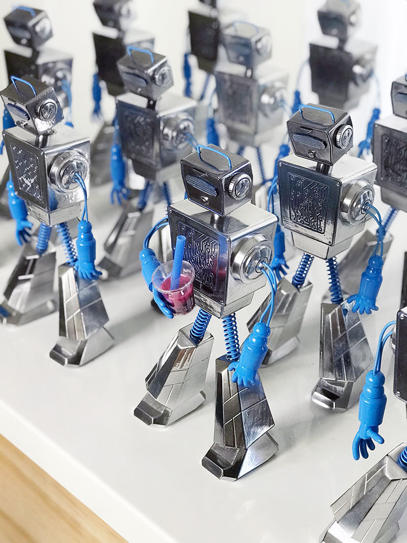 Figuras de resina Boba Bot acabadas y pintadas en cromo.