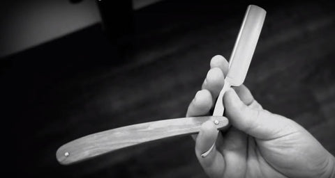 How to hold a straight razor