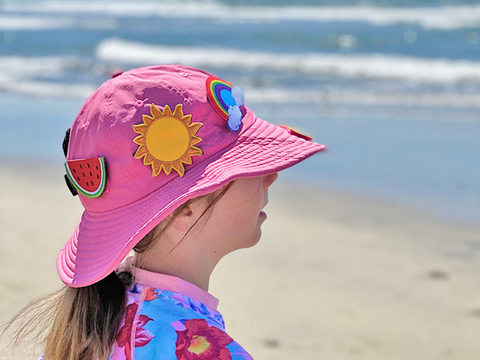 Niño con sombrero hativity cerca de la playa en color rosa